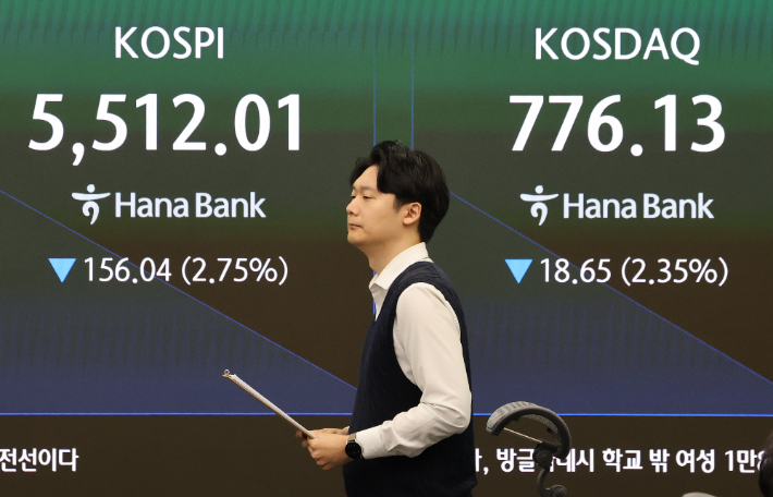 19일 서울 중구 하나은행 본점 딜링룸 전광판에 코스피와 코스닥 지수가 표시돼 있다. 연합뉴스