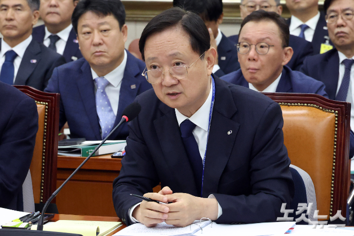 이찬진 금융감독원장이 19일 서울 여의도 국회에서 열린 정무위원회의 금융감독원 등에 대한 국정감사에서 의원 질의에 답변을 하고 있다. 윤창원 기자