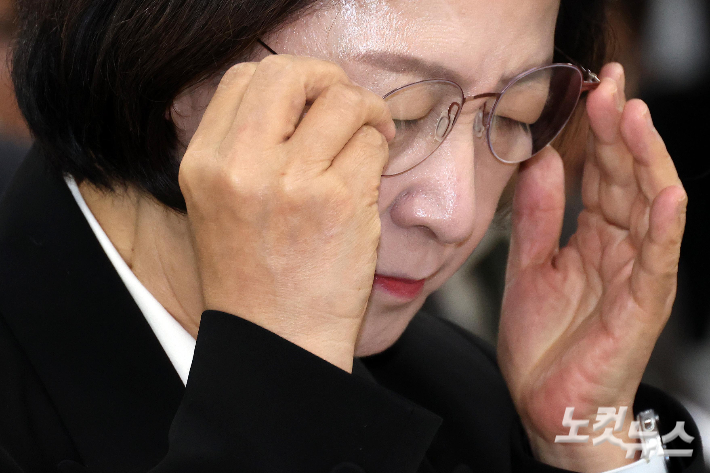 추미애 경기지사가 19일 경기도청 율곡관에서 열린 국회 국토교통위원회 경기도 국정감사에서 안경을 쓰고 있다. 수원=박종민 기자