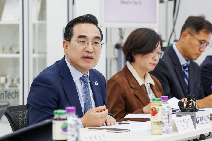 박홍근(왼쪽 끝) 기획예산처 장관이 19일 오후 서울 종로구 메디인테크에서 열린 일자리 현장 간담회에서 모두발언을 하고 있다. 기획예산처 제공 