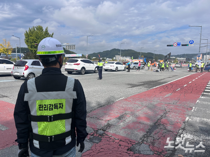 19일 대덕대교 공사 현장에서 경찰과 공사 관계자들이 차량 유도를 하고 있다. 정세영 기자 