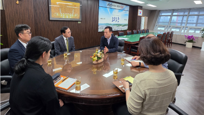  19일 의창구청에서 류효종 구청장과 신임 오경용 창원서부경찰서장이 환담을 나누고 있다. 의창구청 제공 