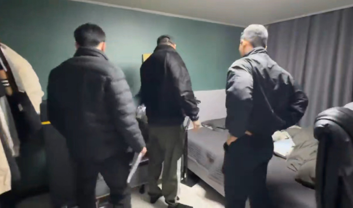 서울 강남경찰서 수사관들이 불법 성매매가 이뤄진 원룸을 수색하는 현장. 강남경찰서 제공