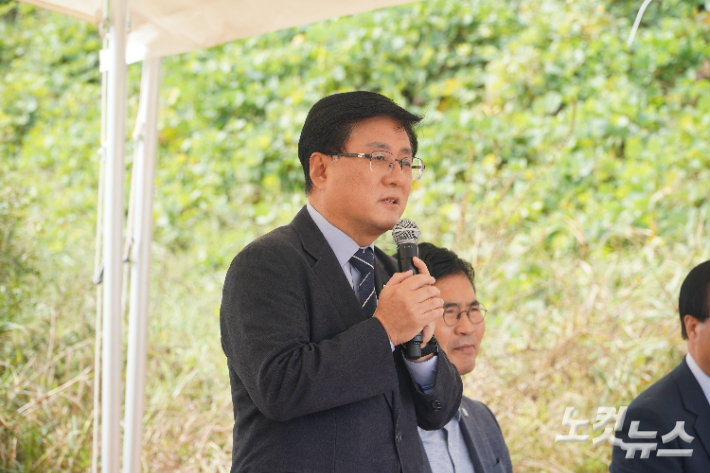 19일 전주시 완산구 색장동 상죽음보에서 열린 '전주천 작은 보 철거를 위한 공동이행 협약식'에서 인사말하는 김성환 기후에너지환경부 장관. 심동훈 기자