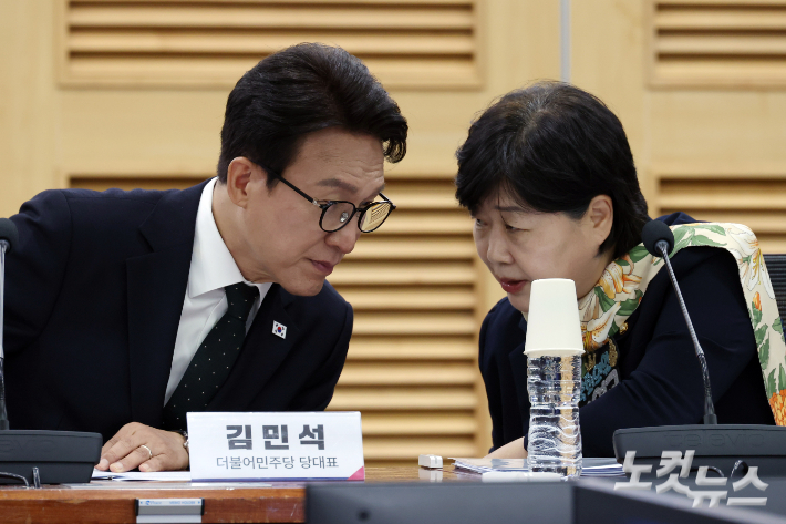 더불어민주당 김민석 대표와 서영교 법사위원장이 2일 서울 여의도 국회에서 열린 대법관 임명 관련 헌법전문가 긴급 좌담회에서 대화를 하고 있다. 윤창원 기자