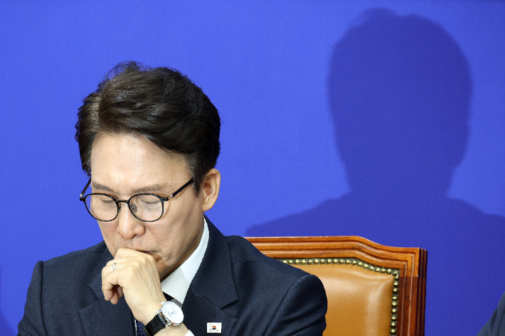 더불어민주당 김민석 대표가 19일 국회에서 열린 최고위원회의에서 생각에 잠겨 있다. 연합뉴스