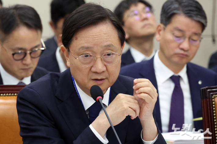 이찬진 금융감독원장이 19일 서울 여의도 국회에서 열린 정무위원회의 금융감독원 등에 대한 국정감사에서 의원 질의에 답변을 하고 있다. 윤창원 기자