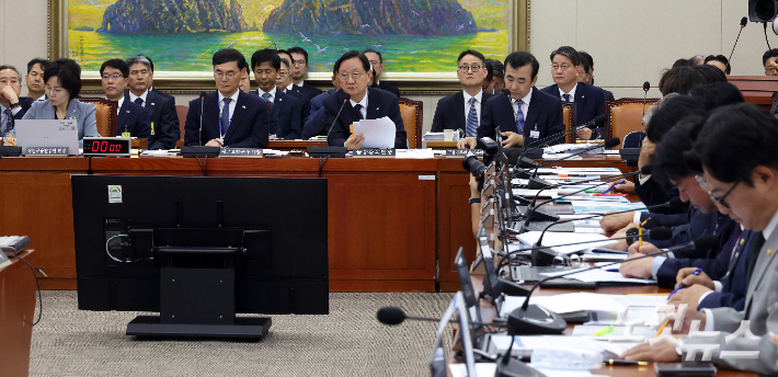 이찬진 금융감독원장이 19일 서울 여의도 국회에서 열린 정무위원회의 금융감독원 등에 대한 국정감사에서 의원 질의에 답변을 하고 있다. 윤창원 기자