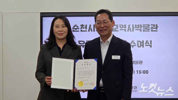 기독교 역사 유물을 기증한 오현주 전남CBS 경영기획국장(왼쪽)과 손훈모 순천시장. 박사라 기자 