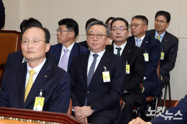 19일 오후 서울 여의도 국회에서 열린 정무위원회 금융감독원 등에 대한 국정감사에서 이환주 KB국민은행장과 정상혁 신한은행장, 이호성 하나은행장, 정진완 우리은행장, 강태영 NH농협은행장이 출석하고 있다. 윤창원 기자