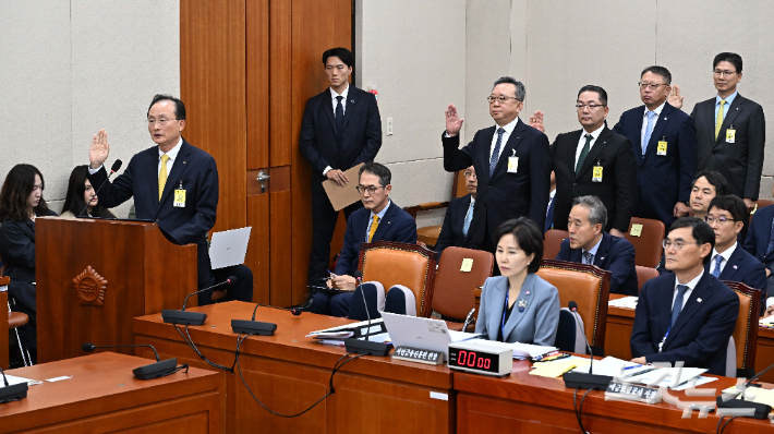 19일 오후 서울 여의도 국회에서 열린 정무위원회 금융감독원 등에 대한 국정감사에서 이환주 KB국민은행장과 정상혁 신한은행장, 이호성 하나은행장, 정진완 우리은행장, 강태영 NH농협은행장이 증인 선서를 하고 있다. 윤창원 기자