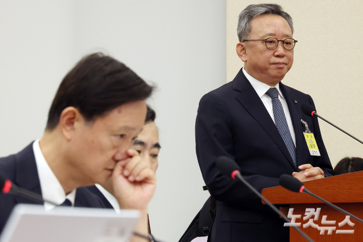 19일 오후 서울 여의도 국회에서 열린 정무위원회 금융감독원 등에 대한 국정감사에서 정상혁 신한은행장이 의원 질의를 받고 있다. 윤창원 기자