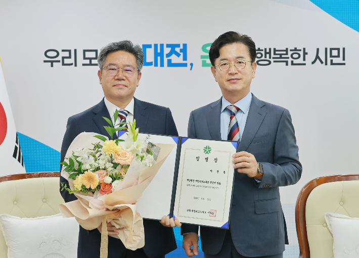 박민범 원장(사진 왼쪽)과 허태정 대전시장. 대전시 제공