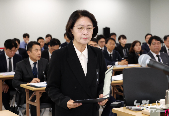 추미애 경기도지사가 19일 경기도청 율곡관에서 열린 국회 국토교통위원회 경기도 국정감사에서 선서를 하기 위해 이동하고 있다. 수원=박종민 기자