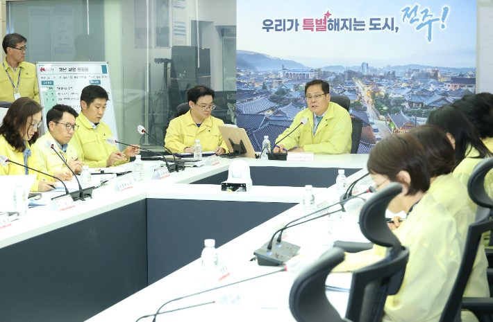 전북 전주시는 19일 오후 시청 재난상황실과 덕진구 호성동 순복음참사랑교회 일원에서 '2026년 재난대응 안전한국훈련'을 실시했다. 전주시 제공