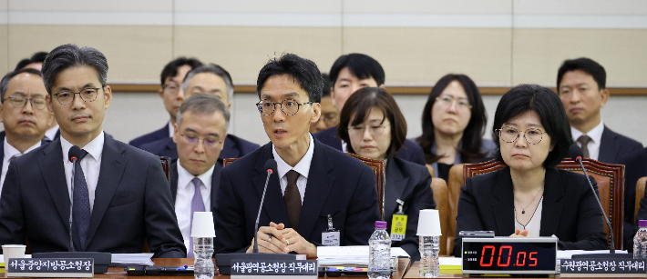 정용환 서울광역공소청장 직무대리(가운데)가 19일 국회 법제사법위원회에서 열린 서울광역공소청(옛 서울고검) 등에 대한 국정감사에서 의원 질의에 답하고 있다. 연합뉴스