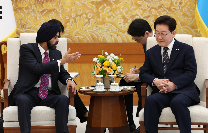 이재명 대통령이 19일 청와대에서 아제이 방가 세계은행그룹 총재와 접견하고 있다. 연합뉴스