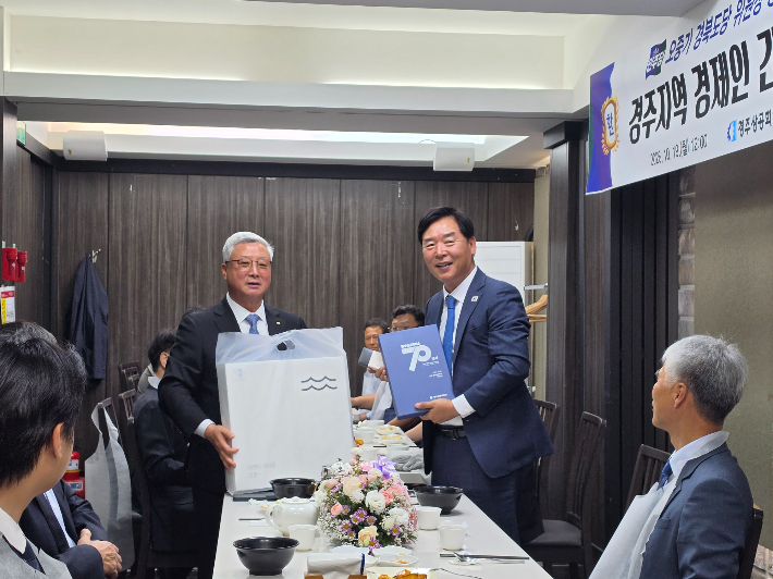 오중기 더불어민주당 경북도당위원장이 경주를 찾아 지역 경제인들과 간담회를 갖고 있다. 더불어민주당 경북도당 제공