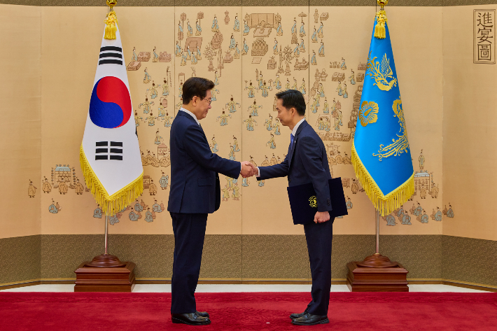 이재명 대통령이 19일 청와대에서 김지용 중대범죄수사청장에게 임명장을 수여하고 있다. 청와대 제공
