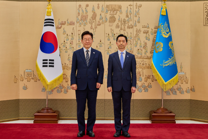 이재명 대통령이 19일 청와대에서 김지용 중대범죄수사청장에게 임명장을 수여한 후 기념촬영을 하고 있다. 청와대 제공