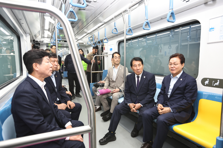 박완수 경남지사 양산 도시철도 시승. 경남도청 제공 