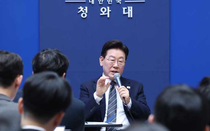 이재명 대통령이 19일 언론인들의 취재 공간인 청와대 춘추관 로비에서 기자들과 간담회를 하고 있다. 연합뉴스