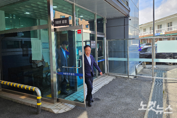 첫 공판 마치고 나오는 이재수 전 강원 춘천시장. 구본호 기자