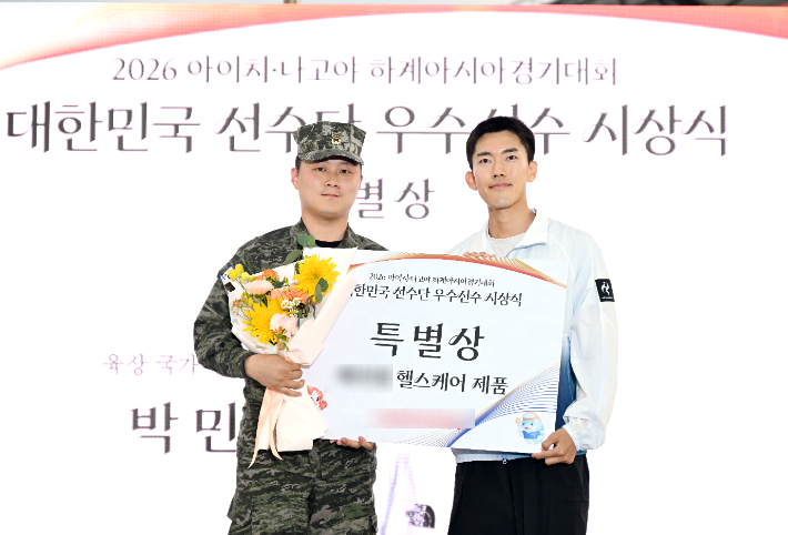 박민호(사진 오른쪽)가 시상 후 기념촬영을 하고있다. 대한체육회 제공