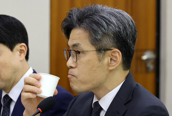 박철우 서울중앙지방공소청장이 19일 국회 법제사법위원회에서 열린 서울광역공소청(옛 서울고검) 등에 대한 국정감사에서 물을 마시고 있다. 연합뉴스