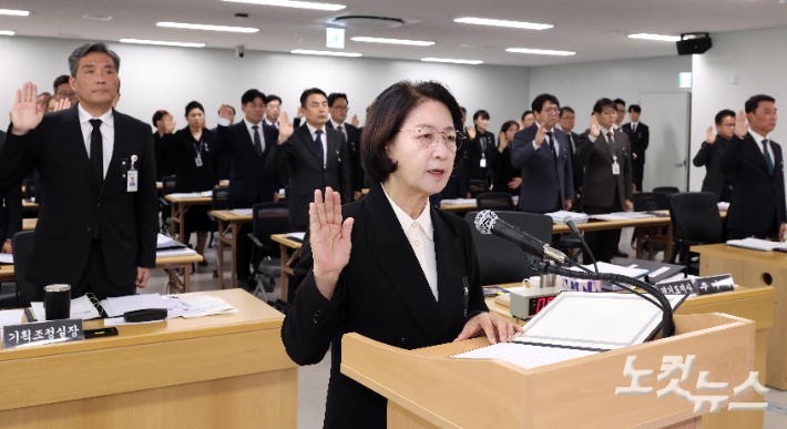 추미애 경기도지사가 19일 경기도청 율곡관에서 열린 구고히 국토교통위원회 경기도 국정감사에서 선서를 하고 있다. 수원=박종민 기자