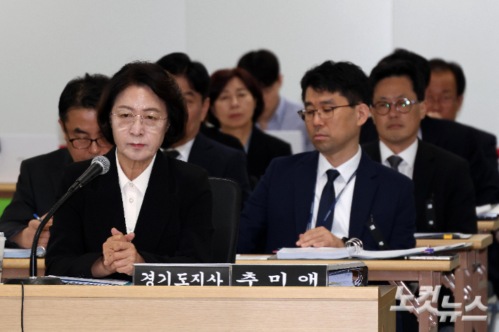 추미애 경기도지사가 19일 경기도청 율곡관에서 열린 국회 국토교통위원회 경기도 국정감사에서 의원들의 질의를 듣고 있다. 수원=박종민 기자