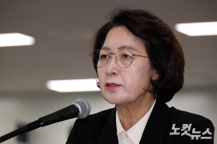 추미애 경기도지사가 19일 경기도청 율곡관에서 열린 구고히 국토교통위원회 경기도 국정감사에서 의원들의 질의에 답하고 있다. 수원=박종민 기자