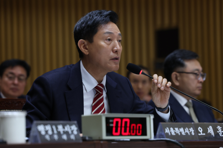 오세훈 서울시장이 19일 서울시청에서 열린 서울시에 대한 국회 국토교통위원회 국정감사에서 위원 질의에 답하고 있다. 연합뉴스