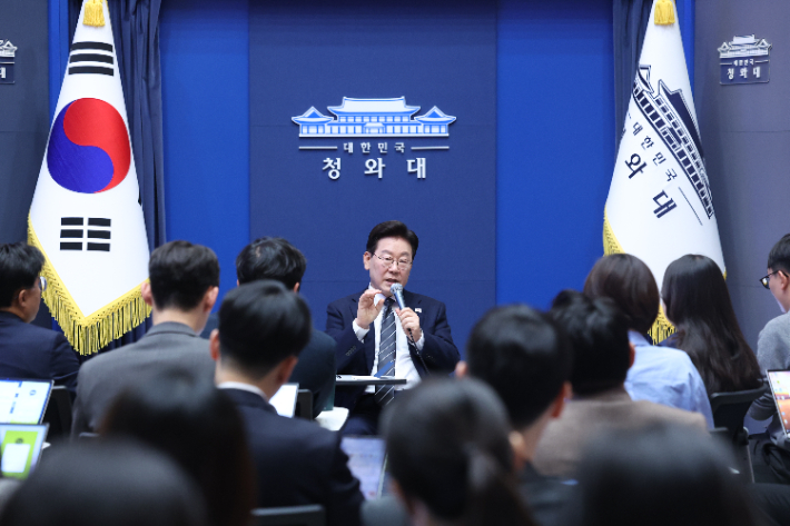  이재명 대통령이 19일 언론인들의 취재 공간인 청와대 춘추관 로비에서 기자들과 간담회를 하고 있다. 연합뉴스