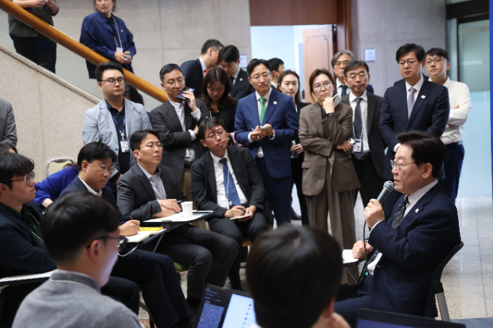 이재명 대통령이 19일 언론인들의 취재 공간인 청와대 춘추관 로비에서 기자들과 간담회를 하고 있다. 연합뉴스