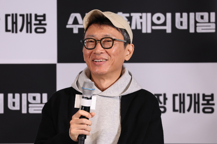 인사말하는 이용재 감독. 연합뉴스