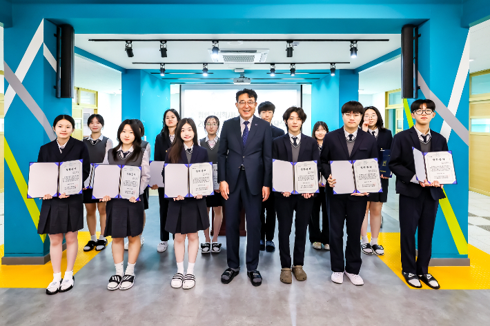 차석호 함안군수가 지난 12일 함안고등학교를 방문해 장학증서를 전달했다. 함안군 제공