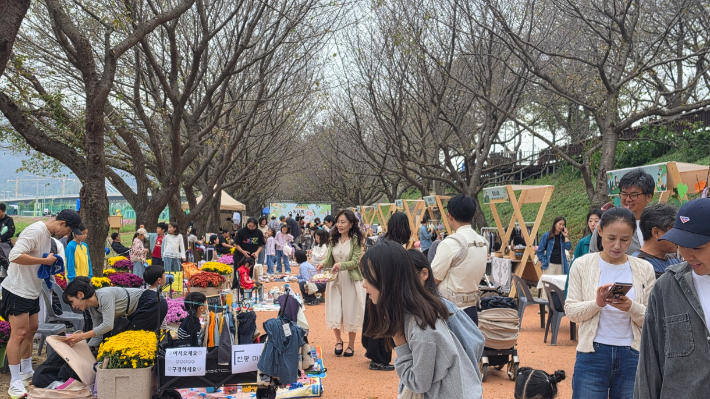 지난 18일 삼문동 둔치 일원에서 열린 가을맞이 책 축제 '다독다독 밀양' 행사장을 찾은 시민과 어린이들이 나눔장터와 체험 부스를 둘러보고 있다. 밀양시 제공