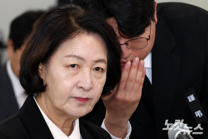 추미애 경기도지사가 19일 경기도청 율곡관에서 열린 국회 국토교통위원회 경기도 국정감사에서 관계자와 귀엣말을 하고 있다. 수원=박종민 기자