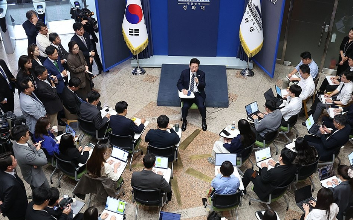 이재명 대통령이 19일 언론인들의 취재 공간인 청와대 춘추관 로비에서 기자들과 간담회를 하고 있다. 연합뉴스