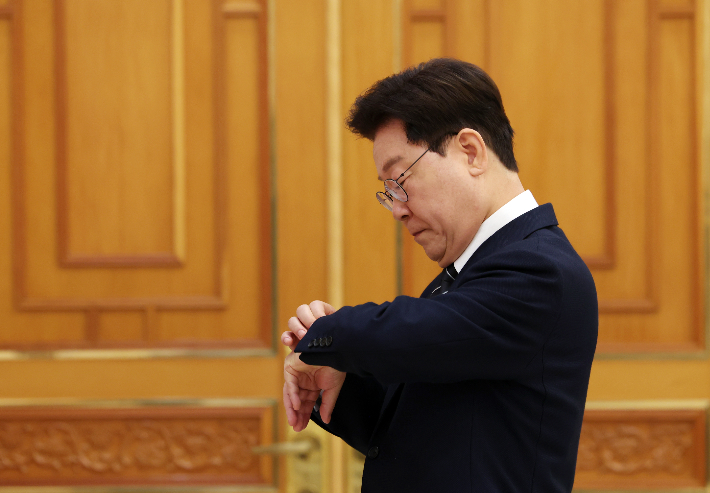 이재명 대통령이 19일 청와대에서 시계를 보고 있다. 연합뉴스