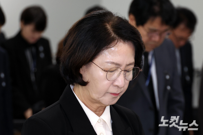 추미애 경기도지사가 19일 경기도청 율곡관에서 열린 구고히 국토교통위원회 경기도 국정감사에서 부천 공장 화재 현장에서 순직한 고 김진석 소방위에 대한 묵념을 하고 있다. 수원=박종민 기자