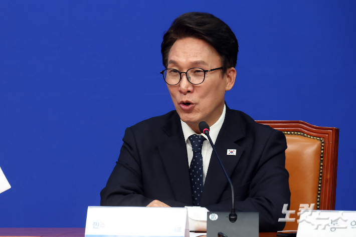 더불어민주당 김민석 대표가 15일 서울 여의도 국회에서 미즈시마 고이치 주한일본대사를 접견하고 있다. 윤창원 기자