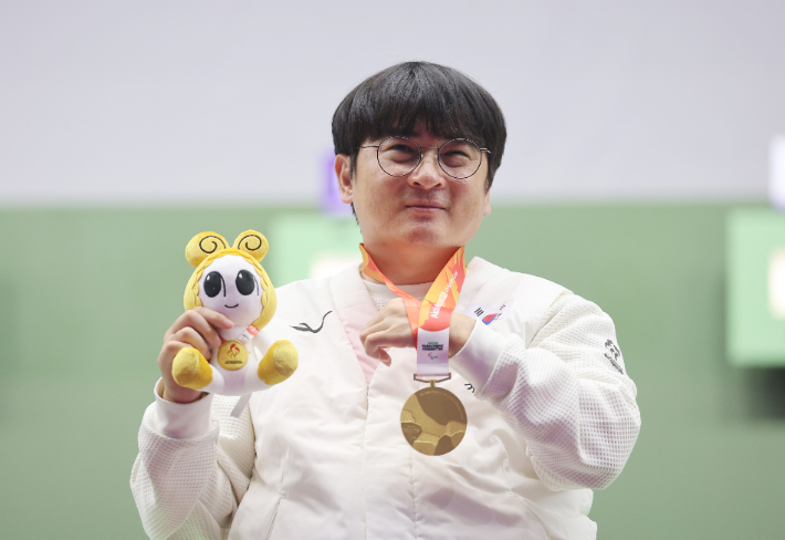 금메달 목에 건 서훈태. 연합뉴스