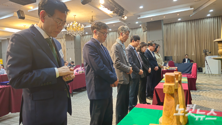 기독교대한복음교회 제67회 총회에서 선출, 임명된 신임 임원들이 총회 직책과 직무에 충실할 것을 다짐하는 기도를 드리고 있다. 송주열 기자
