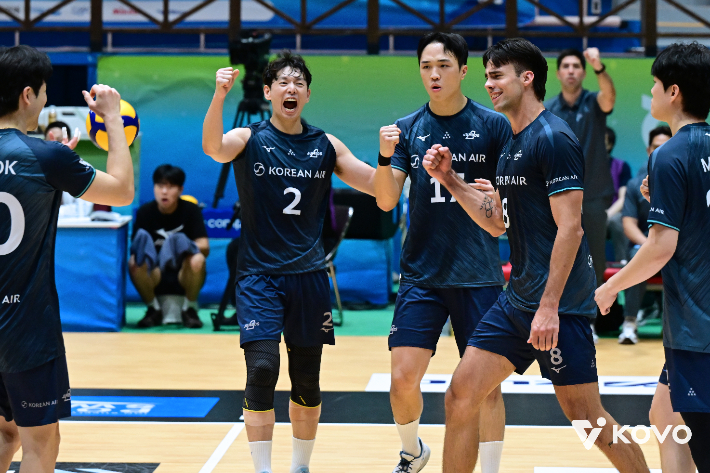대한항공 선수들이 19일 삼성화재와 컵대회 A조 경기에서 득점한 뒤 기뻐하고 있다. KOVO 
