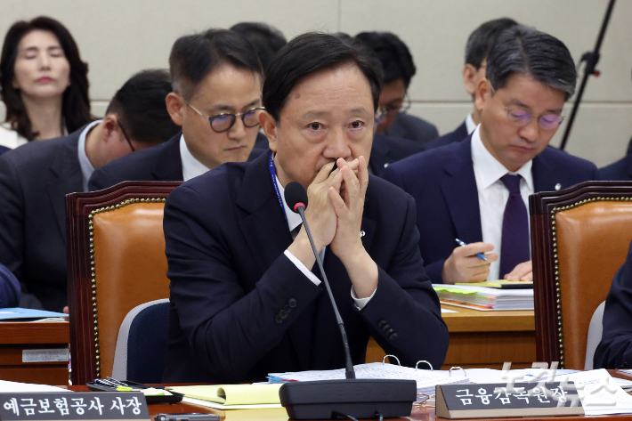 이찬진 금융감독원장이 19일 서울 여의도 국회에서 열린 정무위원회의 금융감독원 등에 대한 국정감사에서 굳은 표정을 짓고 있다. 윤창원 기자