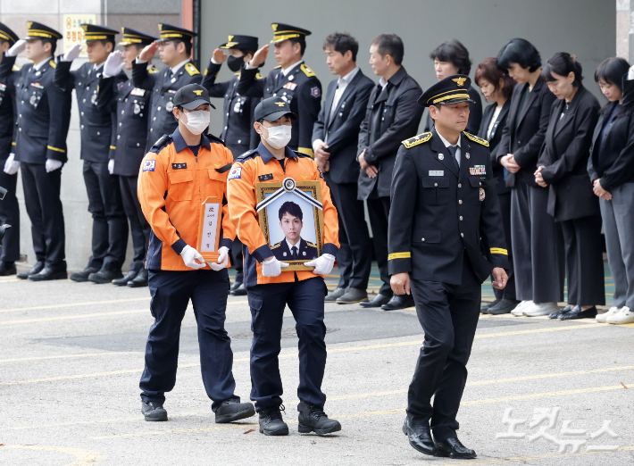 19일 경기 부천소방소에서 부천 공장 화재 현장에서 순직한 고 김진석 소방위의 노제가 엄수되고 있다. 부천=황진환 기자