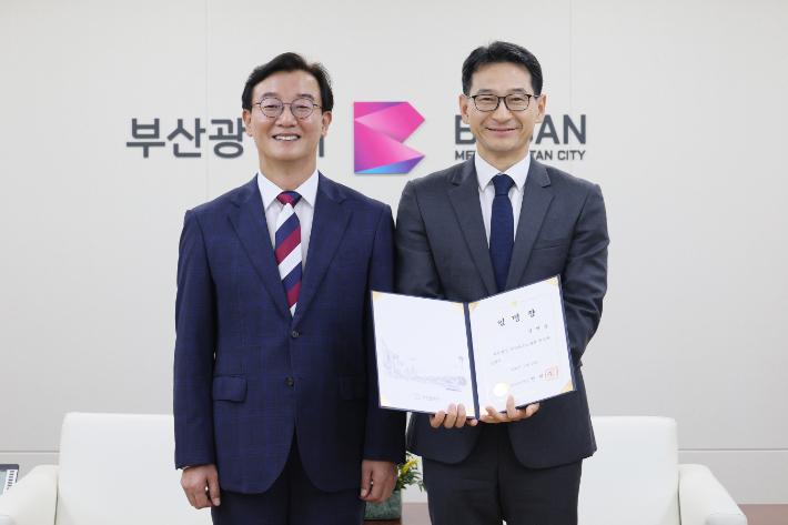 전재수 부산시장(왼쪽)과 심재운 부산테크노파크 신임 원장(오른쪽). 부산테크노파크 제공