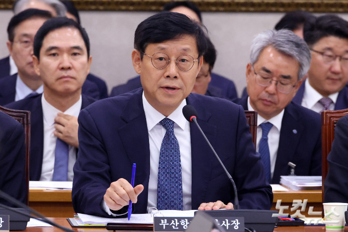 송상근 부산항만공사 사장이 19일 서울 여의도 국회에서 열린 농림축산식품해양수산위원회의 해양경찰청 등에 대한 국정감사에서 의원 질의에 답변을 하고 있다. 윤창원 기자